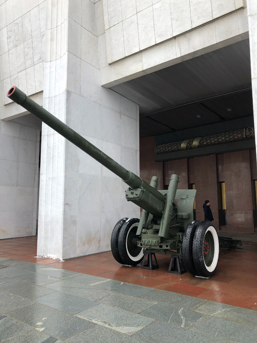 Орудия у входа в музей. Фото автора.