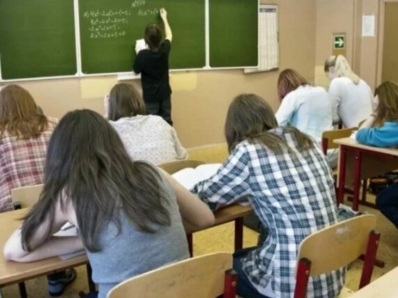 Почему в старших классах. Класс ученики старшеклассники. Почему в старших классах. Почему в старших классах. Ученик старшеклассник.