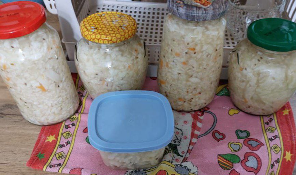 Квашенная капуста очень сочная, вкусная. Нравится взрослым и детям. Фото автора.