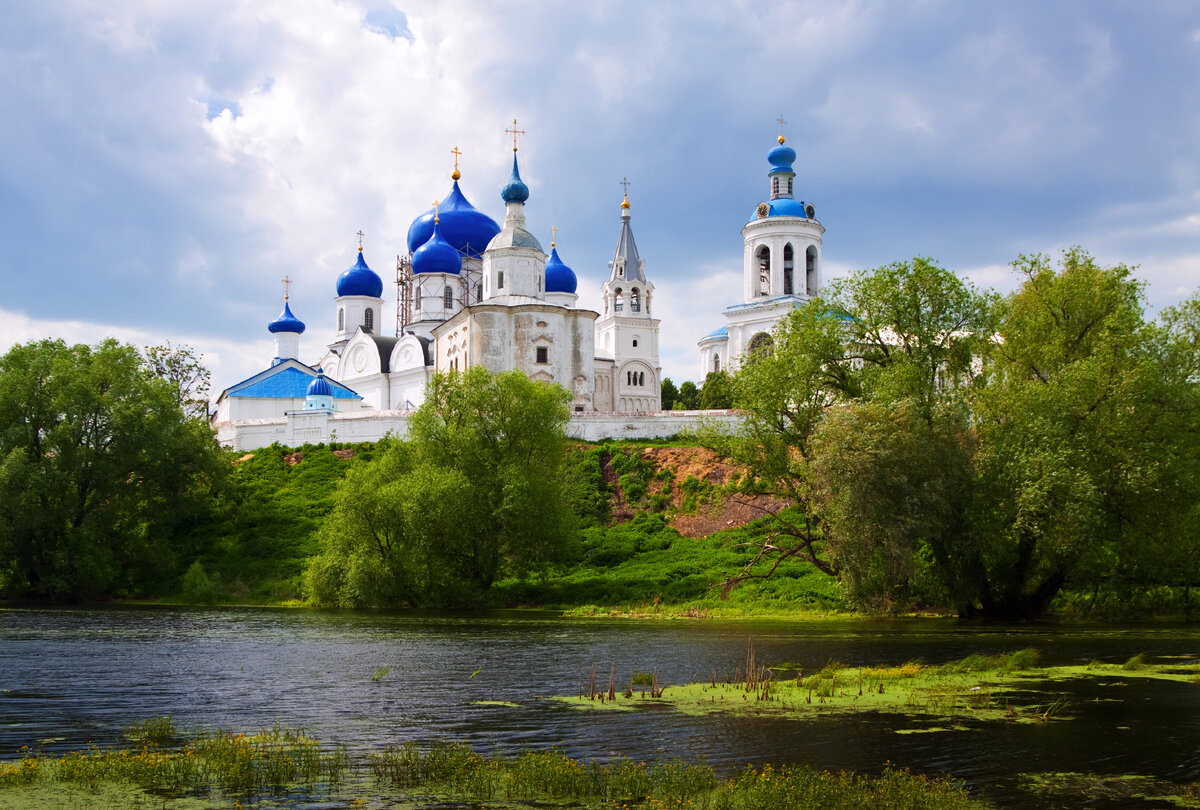 На торгах можно оформить даже участок под семейное (родовое) захоронение. Источник: земельно-правовая компания "ВИТА-ХАУЗ".