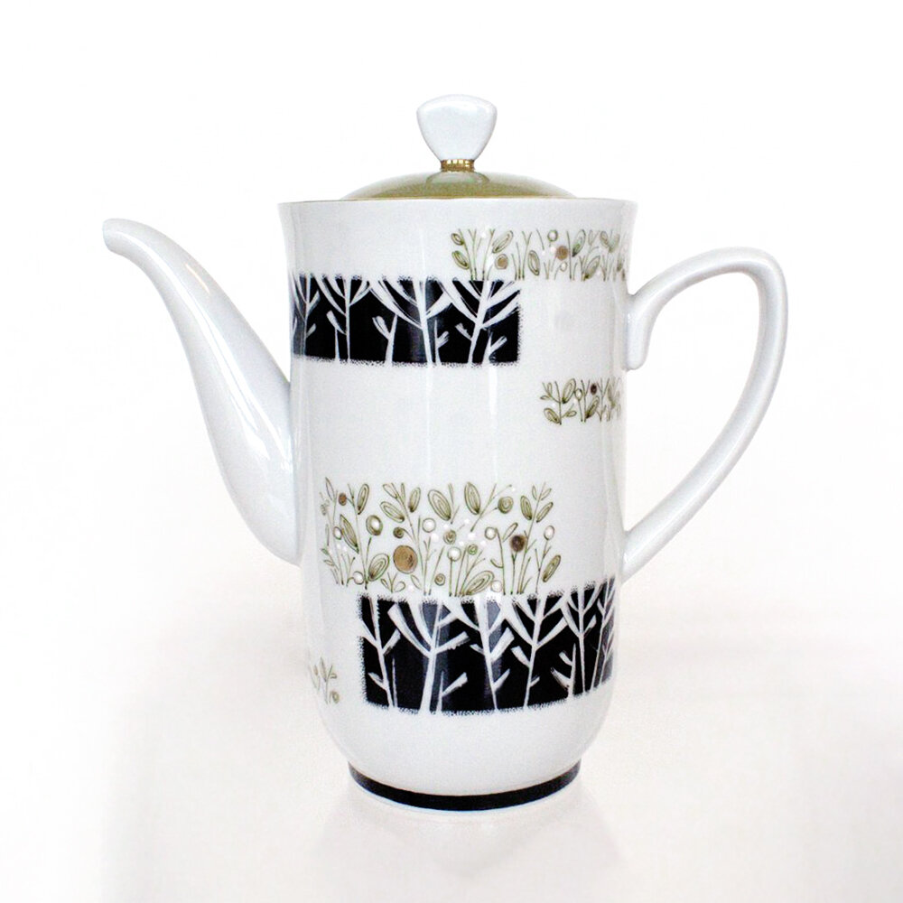 Чайник из сервиза «Ранняя весна». 1965 год, ЛФЗ. Автор формы Анна Александровна Лепорская, автор росписи Антонина Николаевна Семёнова