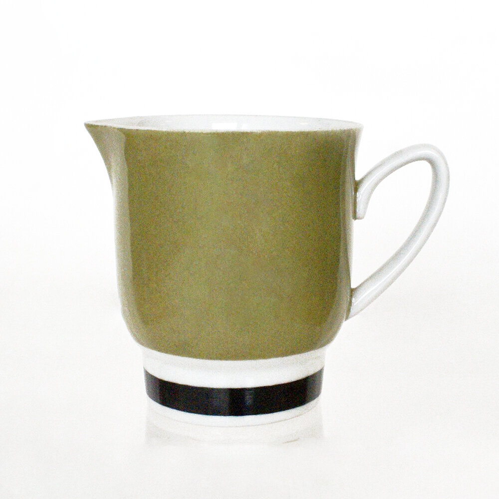 Молочник из сервиза «Ранняя весна». 1965 год, ЛФЗ. Автор формы Анна Александровна Лепорская, автор росписи Антонина Николаевна Семёнова 