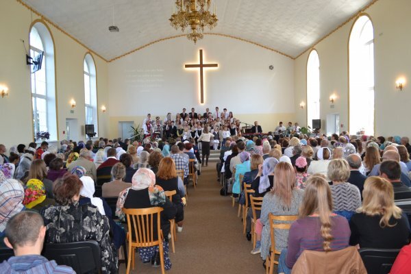 Рандомное фото баптисткой церкви. Взято в Яндекс-картинках. 
