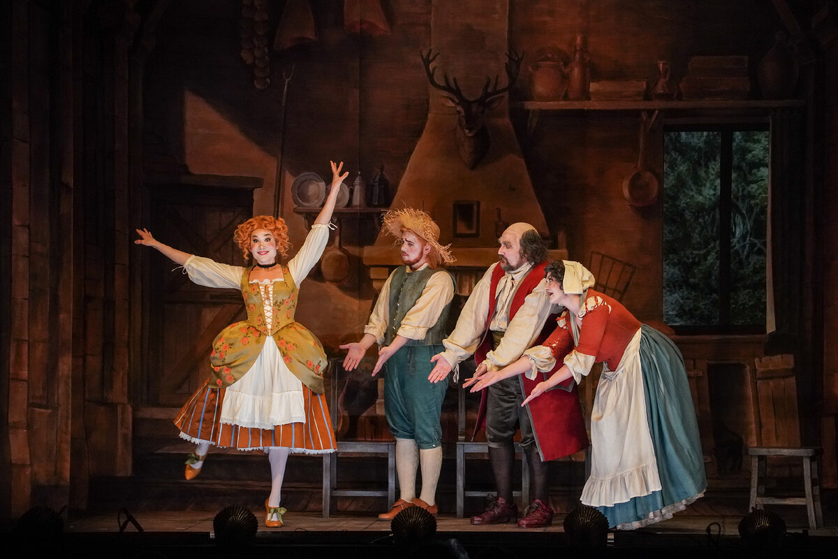 Розалина — Екатерина Ферзба. Коломбелло — Артём Попов. Мельник — Александр Маркеев. Жена мельника — Виктория Преображенская. Фото Павла Рычкова / Большой театр