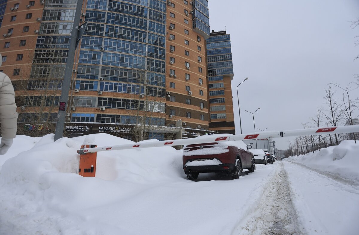 Казанцы выбирают шлагбаумы в войне за парковочные места | Вечерняя Казань |  Дзен