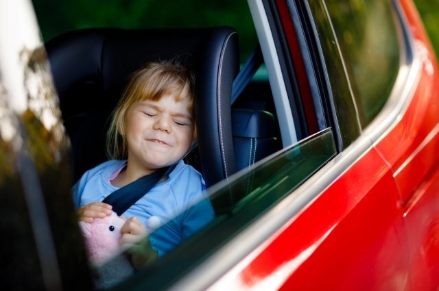    Что делать, если ребёнка укачивает в машине?