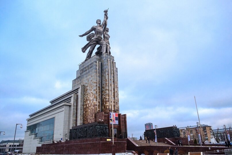 Начнем наш блок с рассказа про самые массивные, высочайшие и прекрасные памятники-скульптуры России.-8