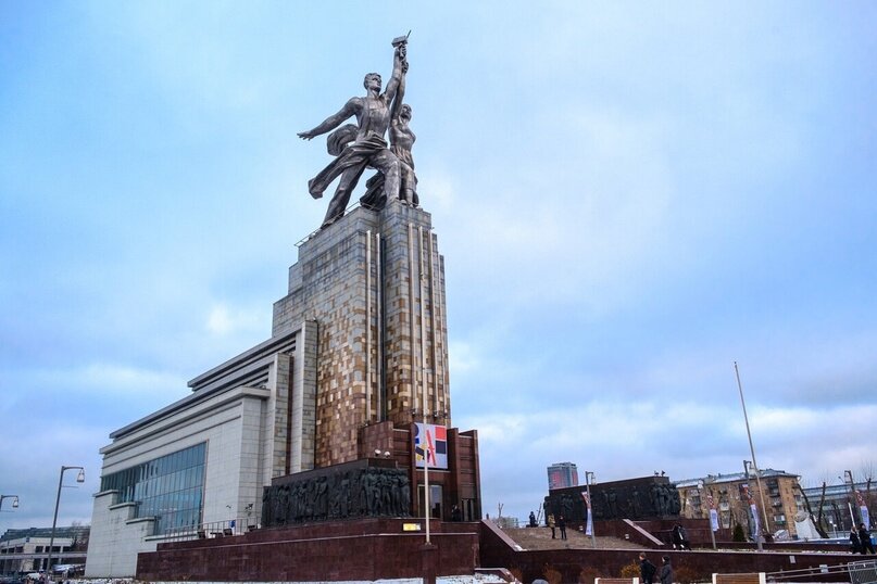 Начнем наш блок с рассказа про самые массивные, высочайшие и прекрасные памятники-скульптуры России.-8