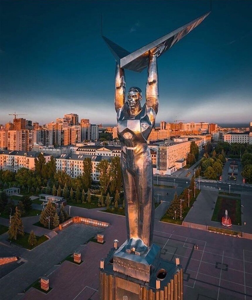 Начнем наш блок с рассказа про самые массивные, высочайшие и прекрасные памятники-скульптуры России.-7