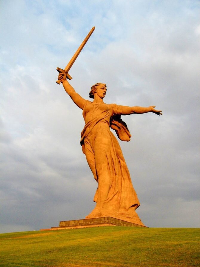 Начнем наш блок с рассказа про самые массивные, высочайшие и прекрасные памятники-скульптуры России.-9