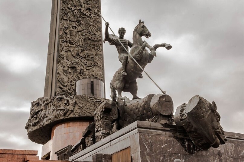 Начнем наш блок с рассказа про самые массивные, высочайшие и прекрасные памятники-скульптуры России.-12