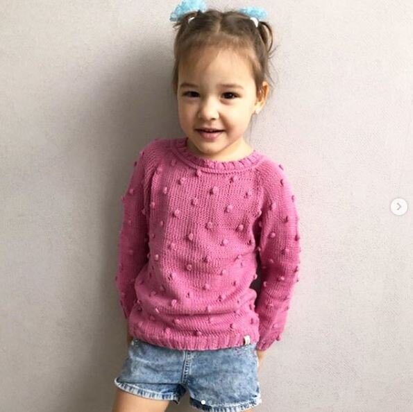    Джемпер с шишечками для девочки   
Источник: Скриншот из видео
