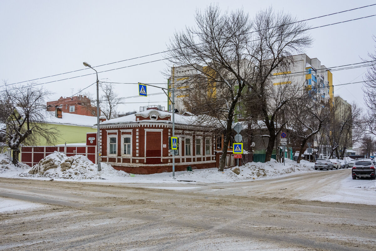 Перекрёсток улиц Ленинской (уходит направо вдаль) и Ленинградской