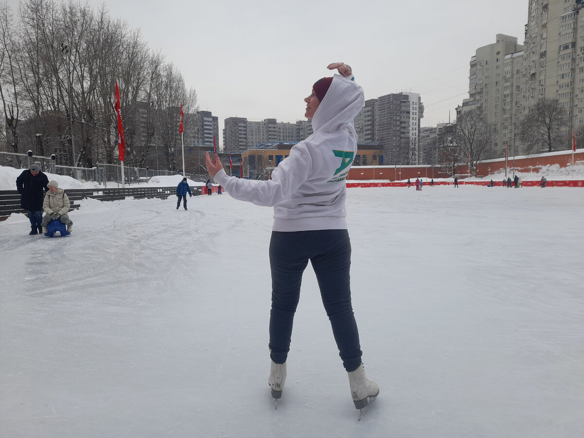 Каток в Таганском парке (решила взять коньки напрокат 😆 видавшие виды)