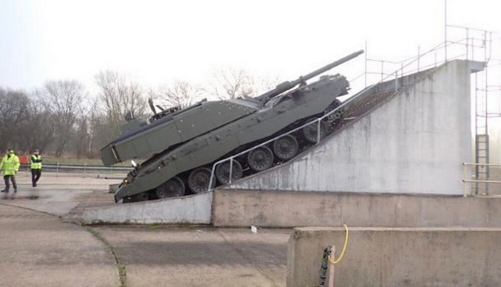 Британский прототип танка Challenger-3 на полигоне в Германии проходит испытания