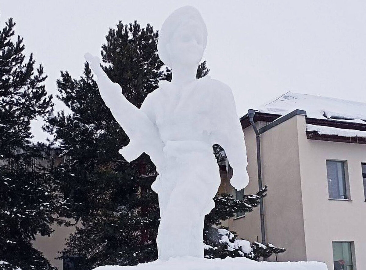 Снежная фигура воина-афганца.