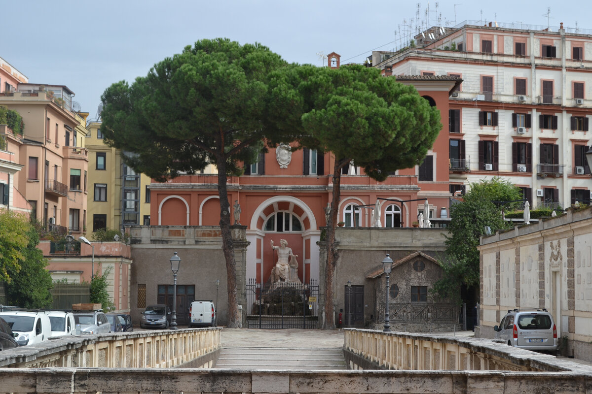 Рим. Жилой квартал. Вниз проход к садам виллы Барберини. Фото автора