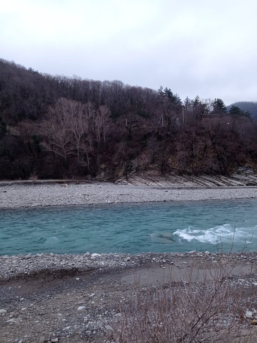 Вода в реке имеет лазурный оттенок