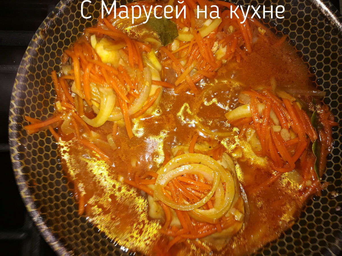 Куриные бёдра с луком и морковью, в томатном соусе. | С Марусей на кухне |  Дзен