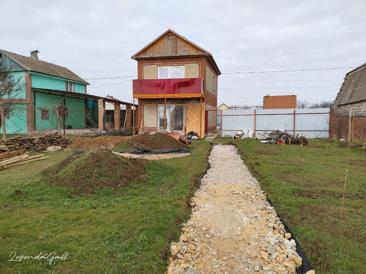 Вид с края участка на дом