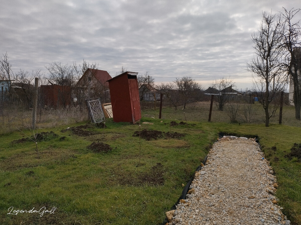 А это главное заведение, которое упало во время шторма века, теперь стоит кривовато ))