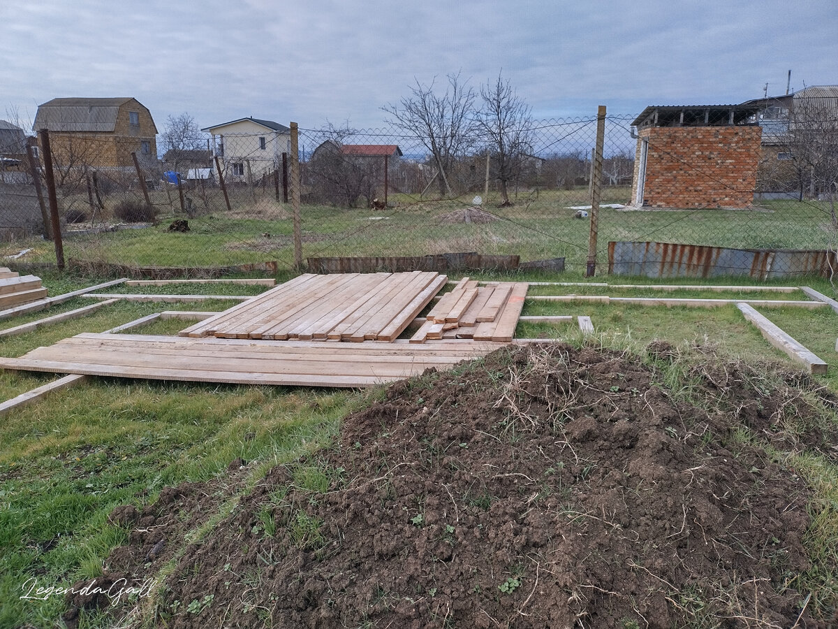 На этом месте будут высокие грядки. Их очертания выложены по земле
