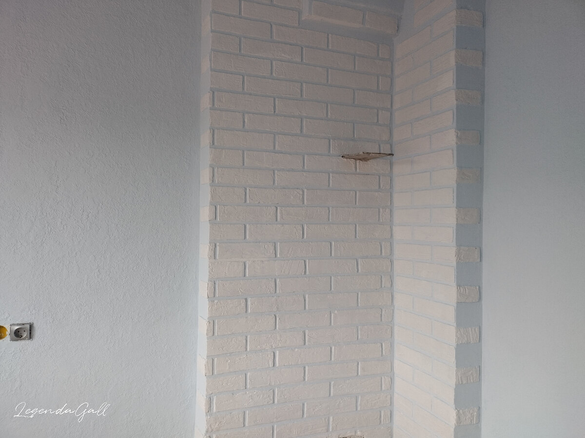 Четвертая стена - печка, теперь уже с отделкой. Стены в комнате слегка голубоватые