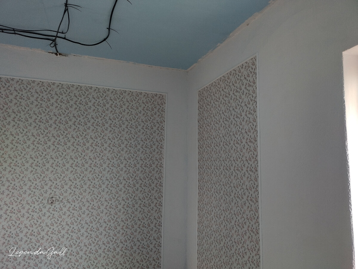 Такие кусочки обоев в багете по трем стенам