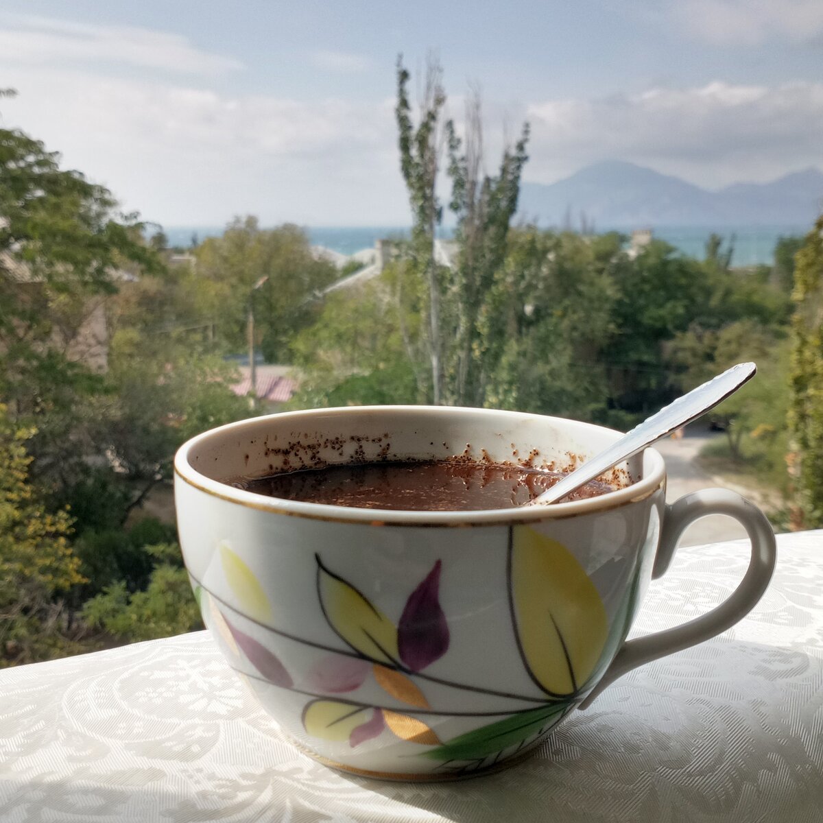 Все лето пила свежезаваренный кофе только из этой чашки и любовалась на море)