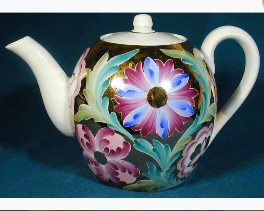 Чайник доливной с крышкой. 1969 г. Фарфор, роспись надглазурная, полихромная, золочение. Высота 15,6 см.Ярославское областное отделение Всероссийской творческой общественной организации «Союз Художников России».