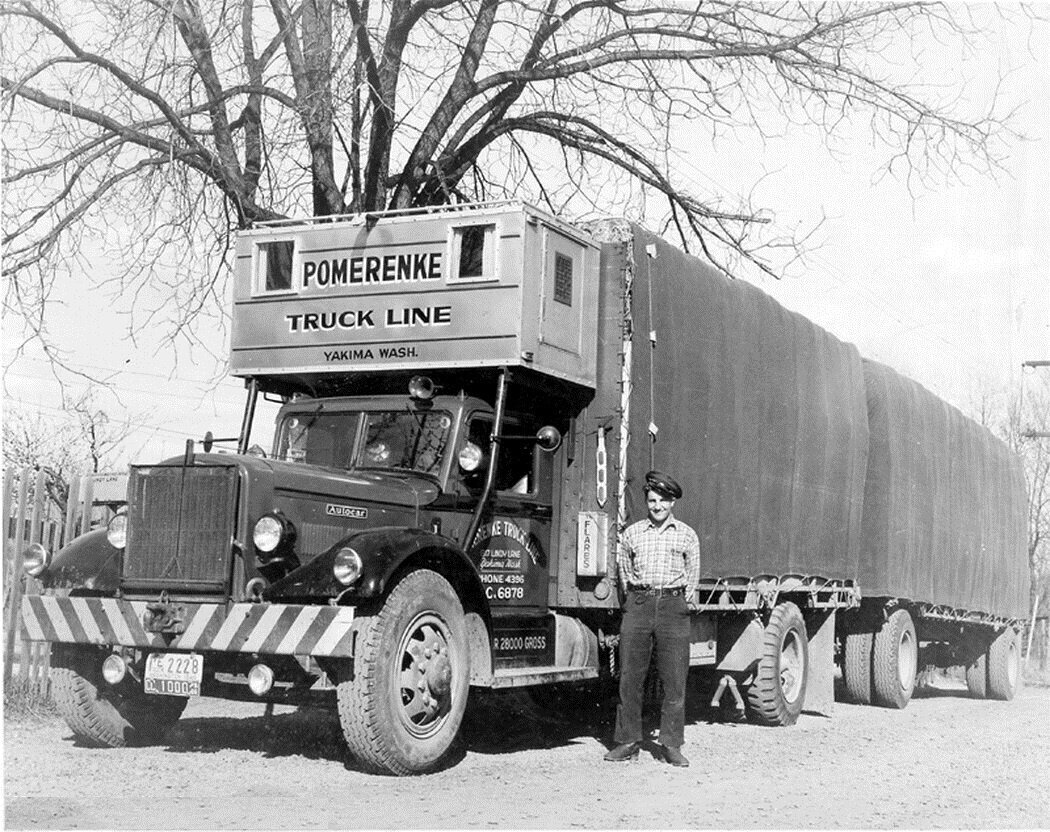 Американский грузовик Autocar с установленным "скворечником"