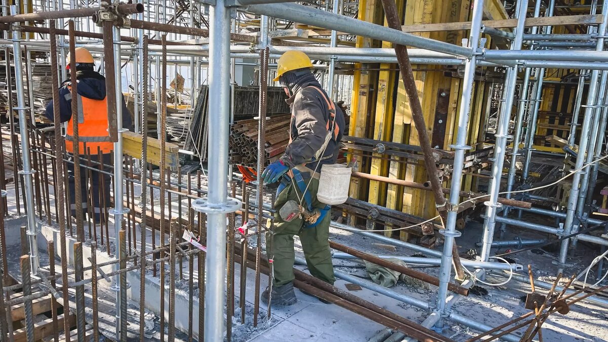     Законность готовящегося строительства 17-этажного жилого дома по адресу улица Советская, 18 просят проверить горожане прокурора Волгограда. Без публичных слушаний застройщик намерен залить фундамент в особо охраняемой зоне, пишут СМИ.