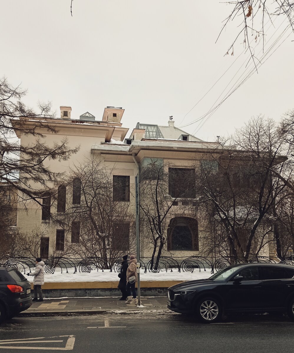 Вид на особняк со стороны Спиридоновки. Фото автора. 