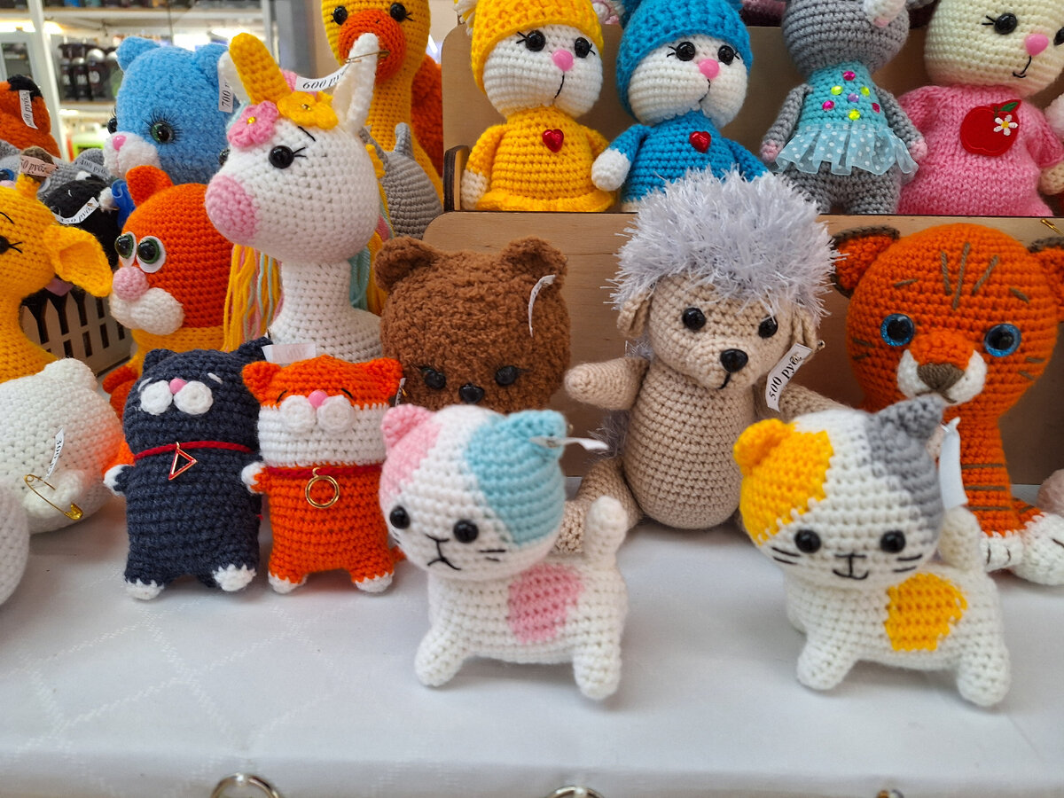 Проходила мимо ярмарки , сфотографировали чтобы рассмотреть  игрушки 