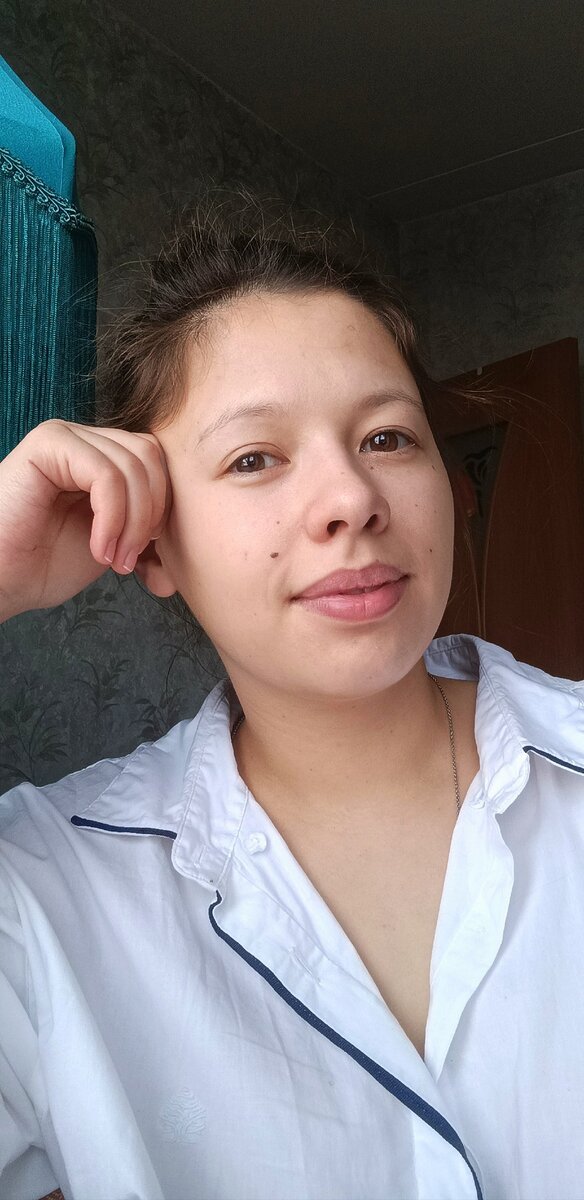 Склонённое плечо, перенос центра тяжести, наклон головы,  и поддержка рукою - невербальные признаки моего состояния на этом снимке.