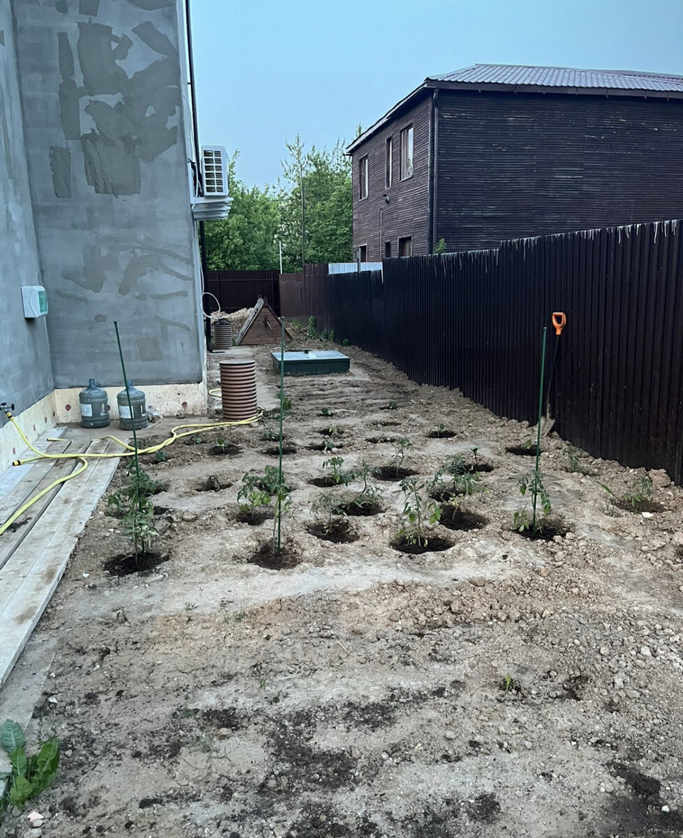 Участок огорода, сбоку дома