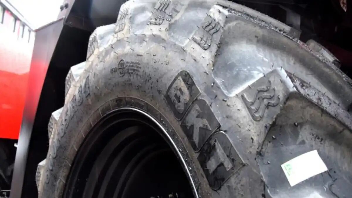 Фото: kirovets-ptz.com Новые индийские бескамерные пневматические шины BKT для тракторов увеличенной мощности КИРОВЕЦ К-530Т