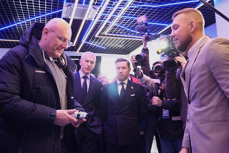    Обычно в таких случаях разрезают ленточку, но это же «Игры будущего» и фиджитал-спорт, так что Чернышенко и Матыцину дали джойстик. Одновременным нажатием контролера они официально открыли фиджитал-центр