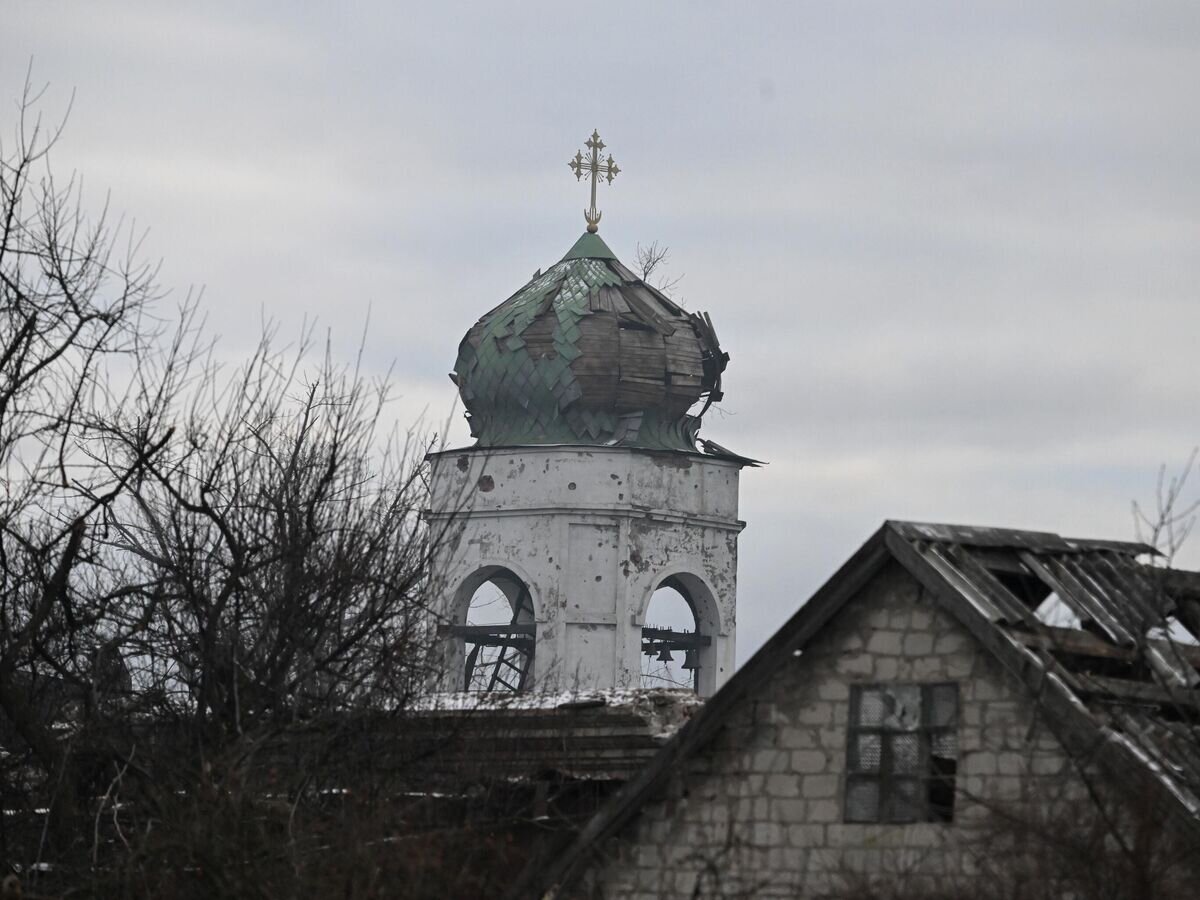    Купол церкви, поврежденный в результате обстрела на территории освобожденной Авдеевки© РИА Новости / Станислав Красильников