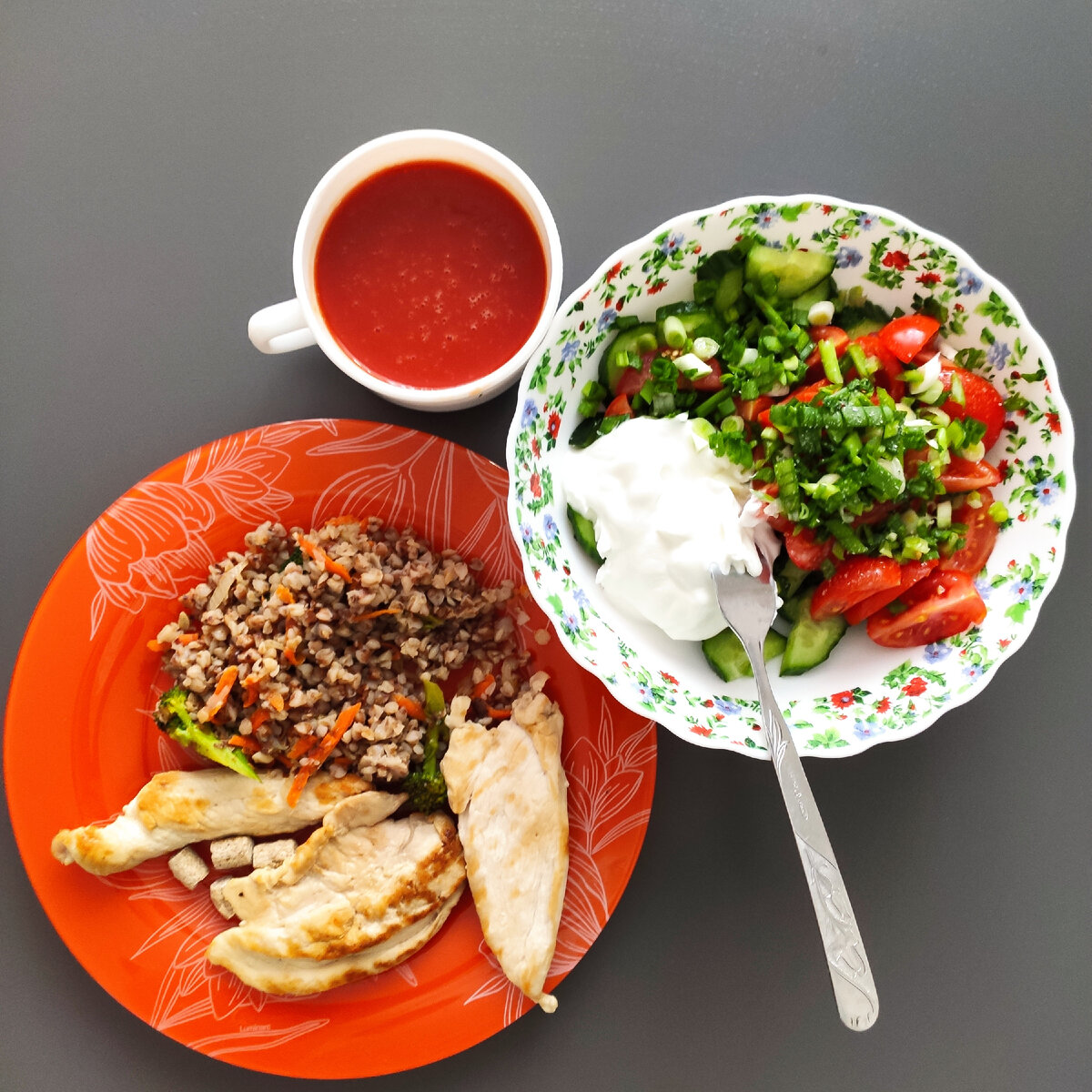 А вот и вкусняшка. Насладилась в обед уже дома после работы. Обожаю салат с огурцами, помидорами с зеленью со сметаной😋 Кура грудь, гречка - все вкусно мне это)