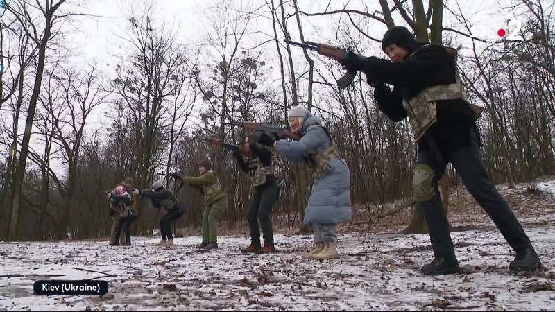    Украинских девушек учат держать автомат Калашникова