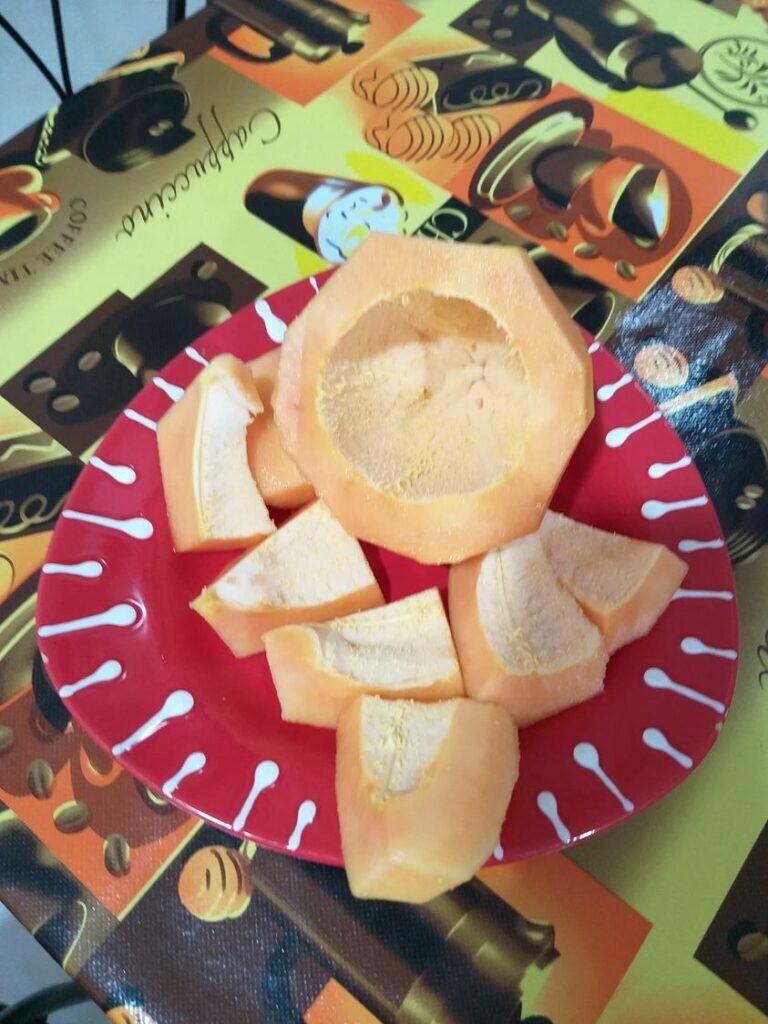 Папайя на фото совсем незрелая. Зрелая — безумно вкусная, без лишней сладости и мега-полезная. 