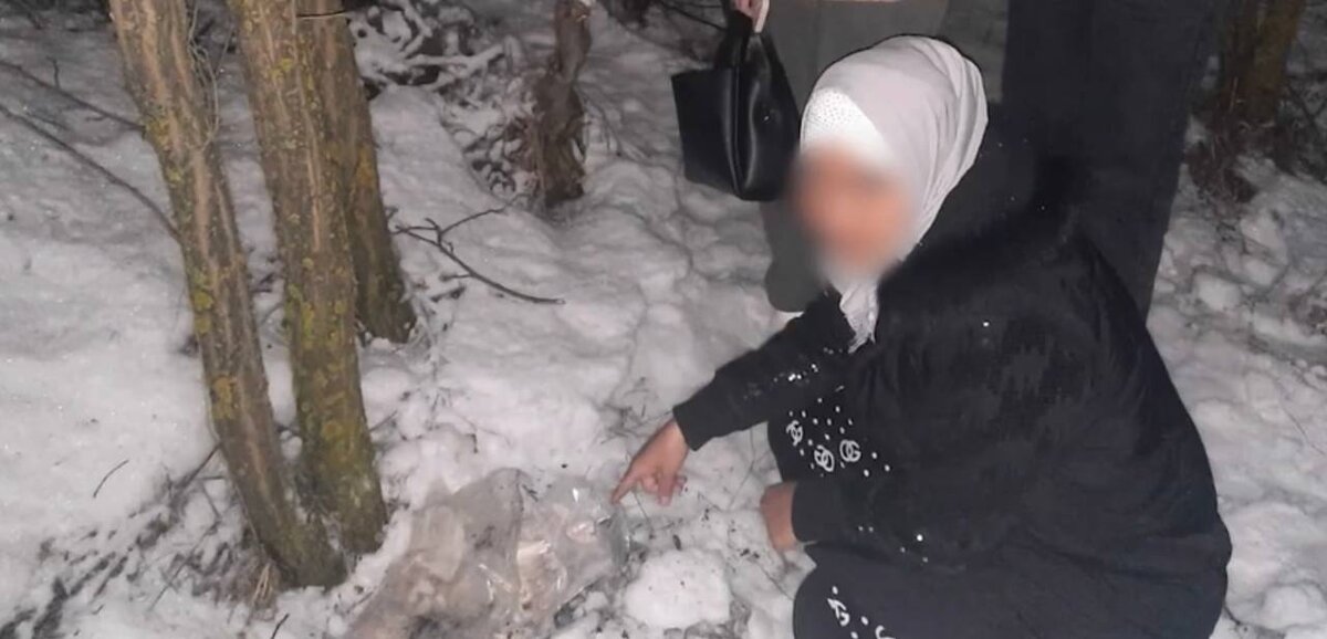 Задержанная показывает место одного из тайников. Фото: ГУ МВД России по Волгоградской области