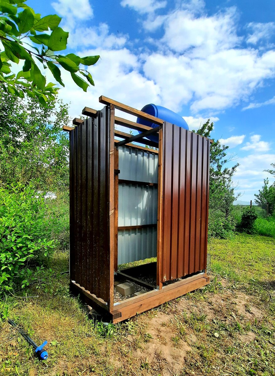 Фото автора. Весной появилось более крепкое основание, стены из профлиста и перекрытия для бочки.