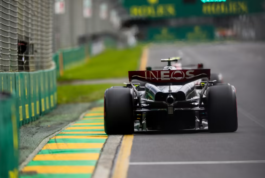 квят гонщик формулы 1. себастьян феттель. Red bull гонщик квят. гонщики ф1 2021. гонщик f1.