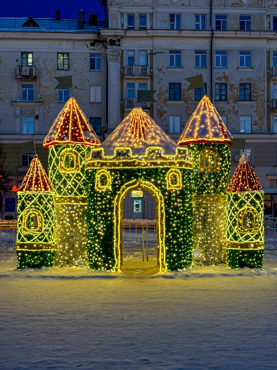 Замок и обшарпанные фасады