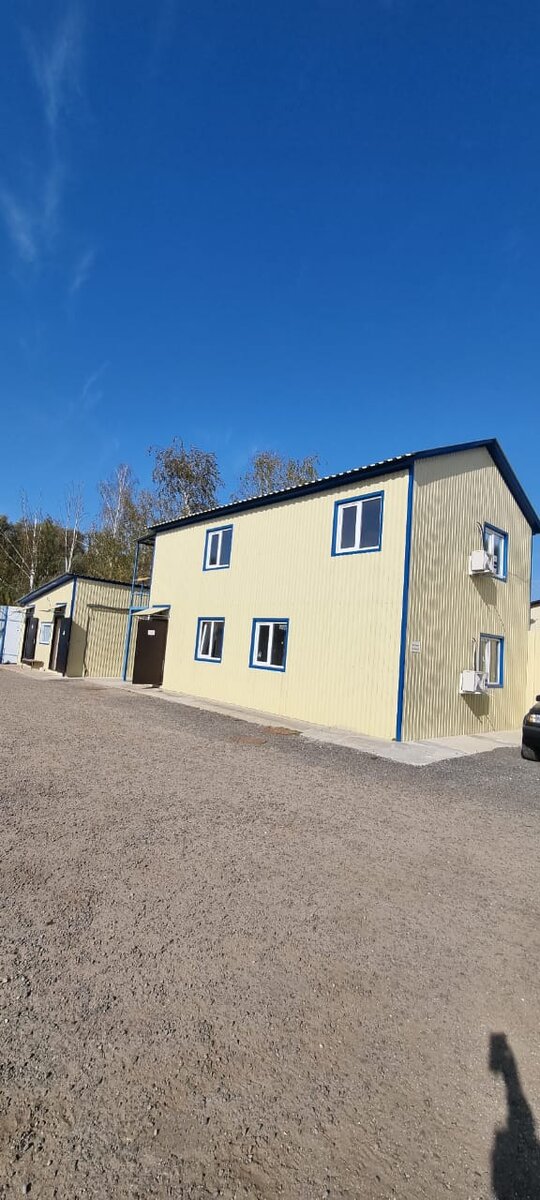 Здание администрации, на первом этаже - раздевалка для волонтеров. Слева проходная.