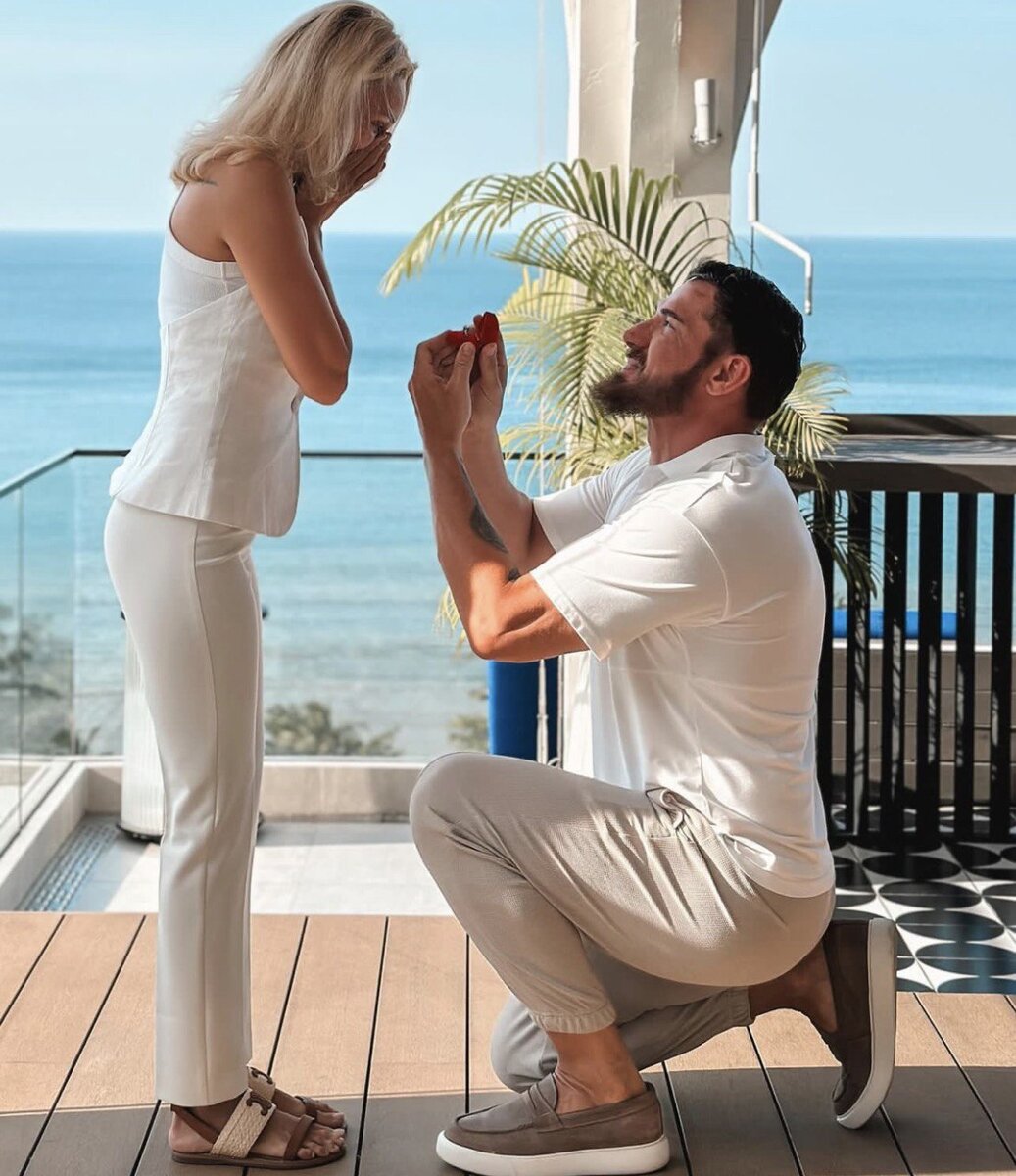 Курбан Омаров делает предложение Валерии. Фото: соцсети Курбана Омарова