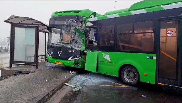    На остановке «Метеостанция» на проспекте Победы столкнулись два автобуса