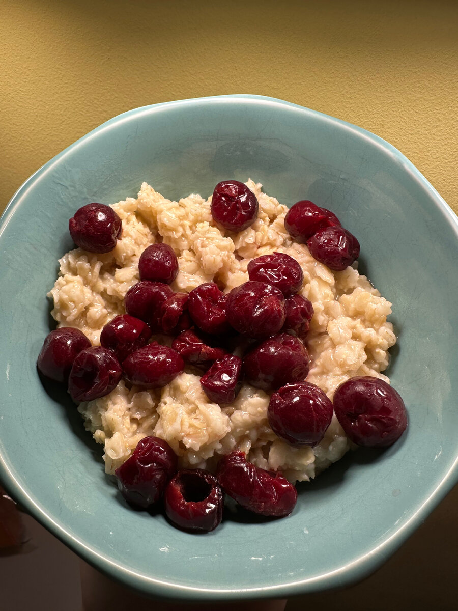Цельнозерновая безглютеновая овсянка на воде с вишней